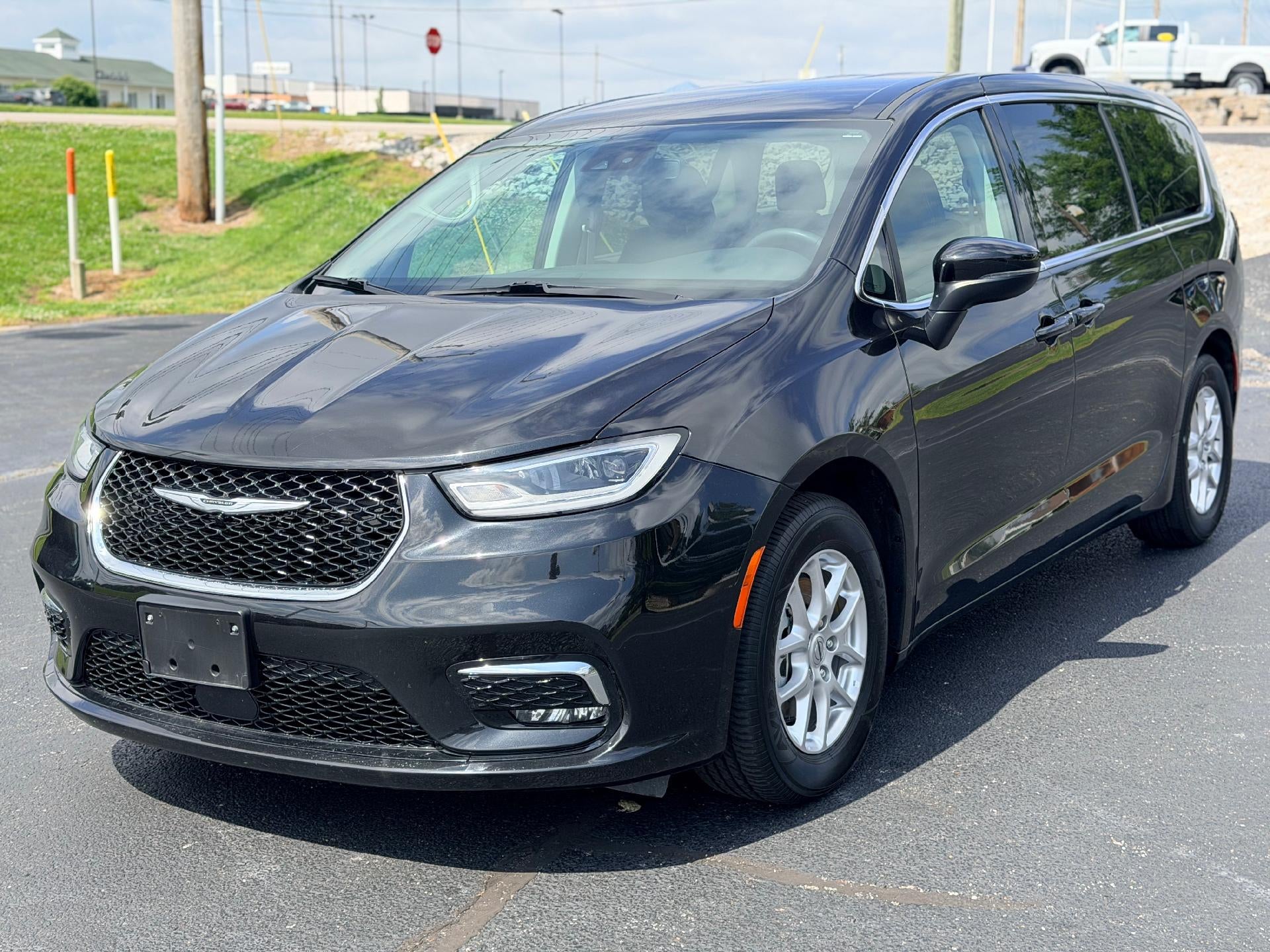 2023 Chrysler Pacifica Touring L's photo